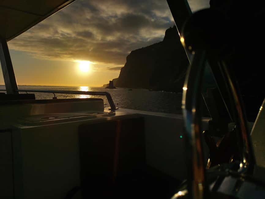 Madeira: Sunset Dinner Cruise - Pickup from Funchal hotels and meeting points