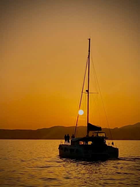 Majorca: Dinner aboard a private catamaran with snorkeling and paddle surfing - The first 45 minutes across Palma Bay