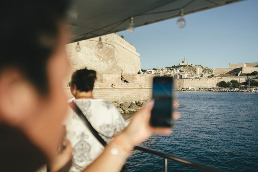 Marseille: Frioul Archipelago Catamaran Cruise with Lunch - Music, nets, and the social atmosphere
