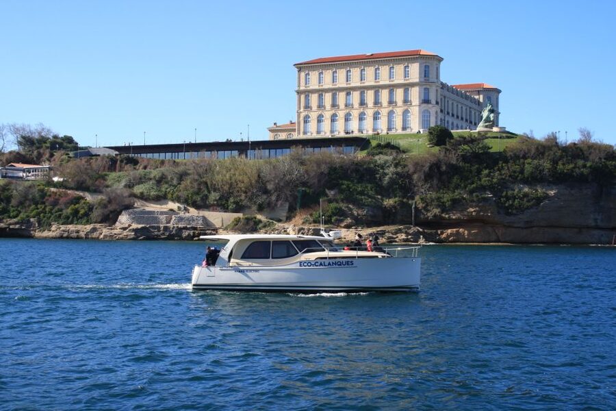 Marseille: Sunset Boat Cruise with Buffet and Organic Wine - The first 30 minutes: Marseille from the water
