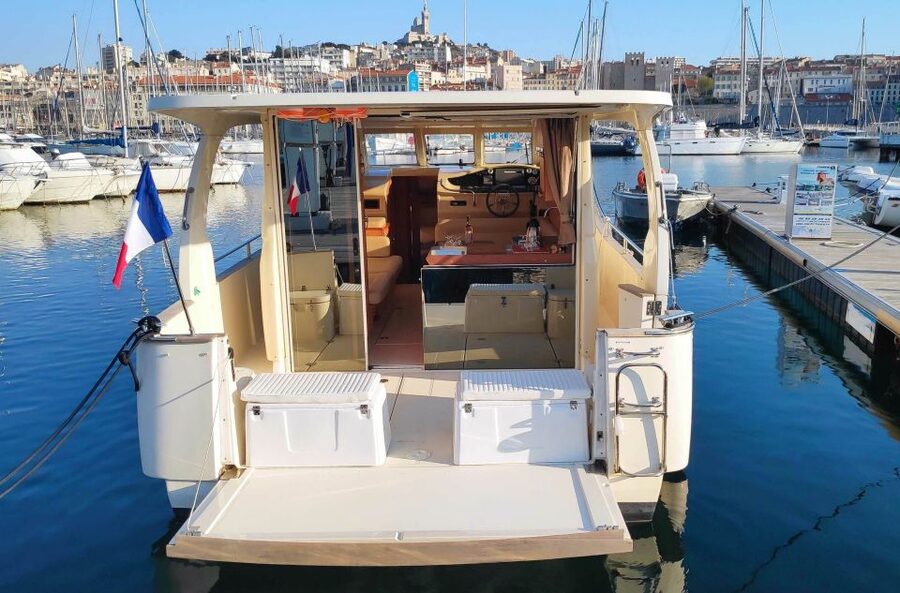 Marseille: Sunset Boat Cruise with Buffet and Organic Wine - Sunset over the islands