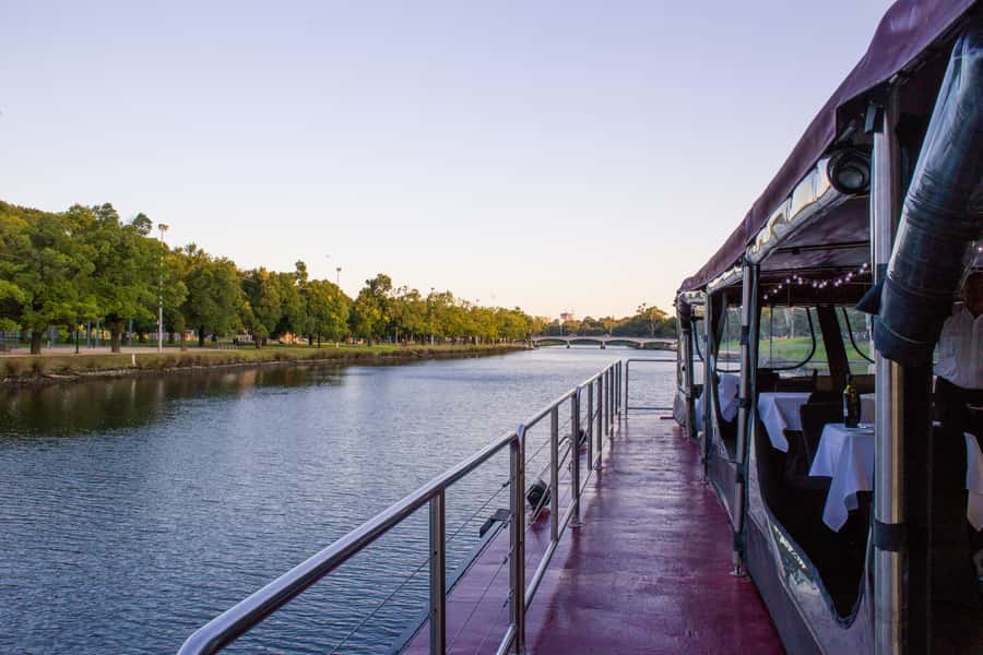 Melbourne: 4-Course Dinner Cruise with Drinks - Service, music, and the mood on board
