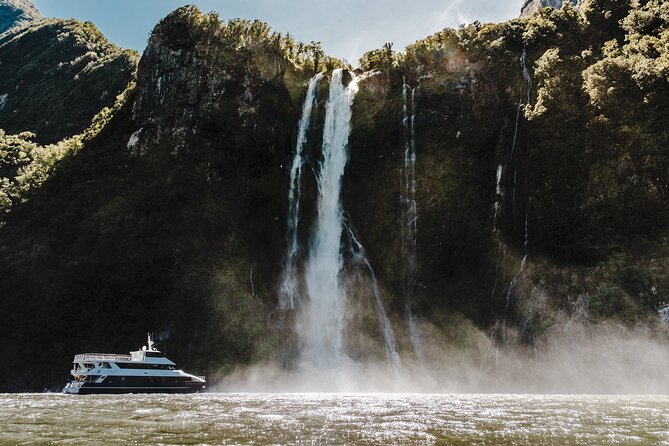 Milford Sound Luxury Lunch Cruise onboard The Fiordland Jewel - Lunch with a view, not a quick snack
