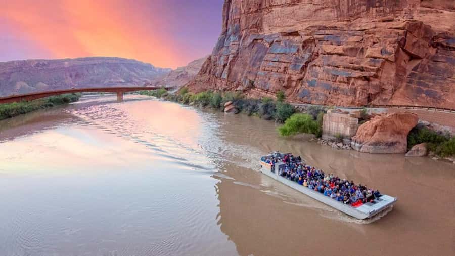 Moab: Colorado River Dinner Cruise with Music and Light Show - A cowboy dinner beside the Colorado River