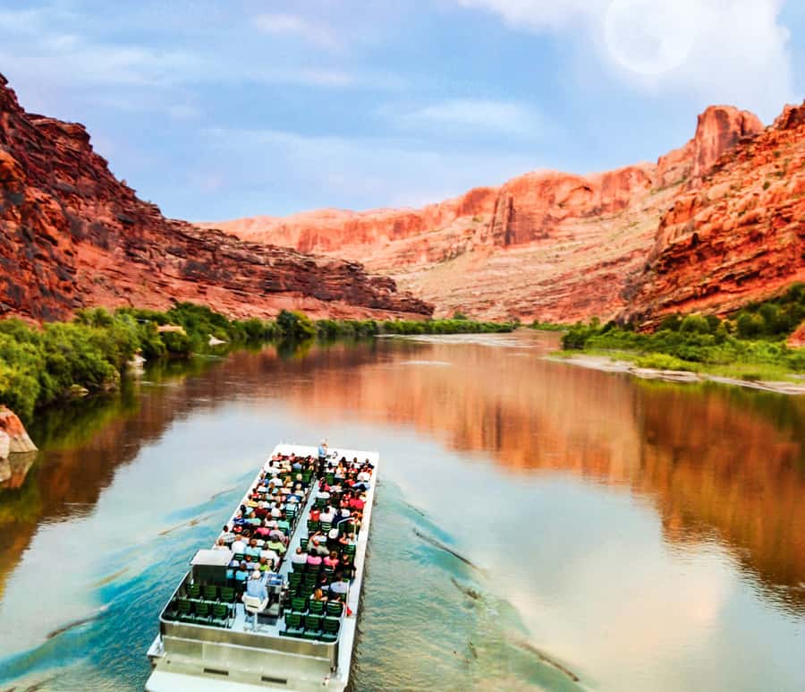 Moab: Colorado River Dinner Cruise with Music and Light Show - What the evening feels like in practice