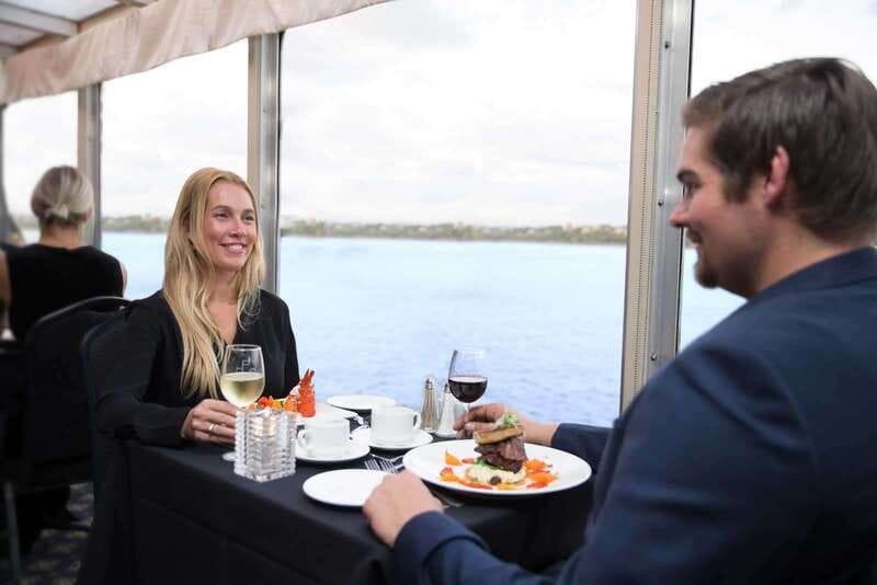 Montréal: 3 or 5-Course Dinner Cruise with DJ & Dancing - What your evening schedule looks like