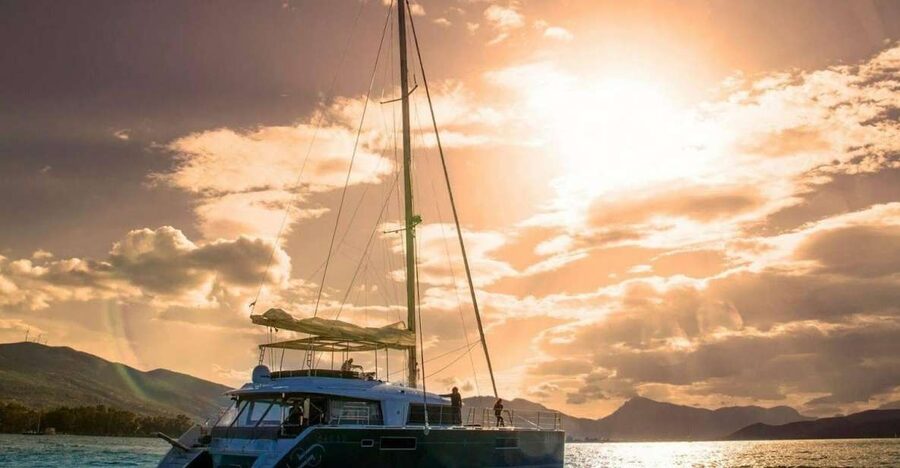 Naxos: Catamaran Cruise with Lunch & Drinks - Sailing between Naxos and Paros