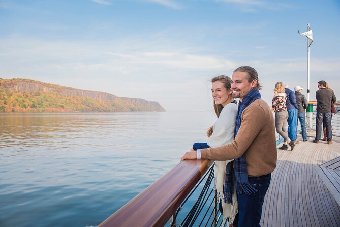 New York Afternoon Fall Foliage Cruise with Lunch - Lunch, dessert, and one drink on board