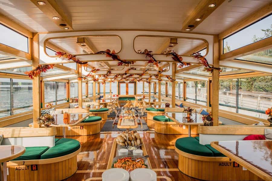 New York City: Afternoon Fall Foliage Lunch Cruise - Reaching the Palisades in Autumn