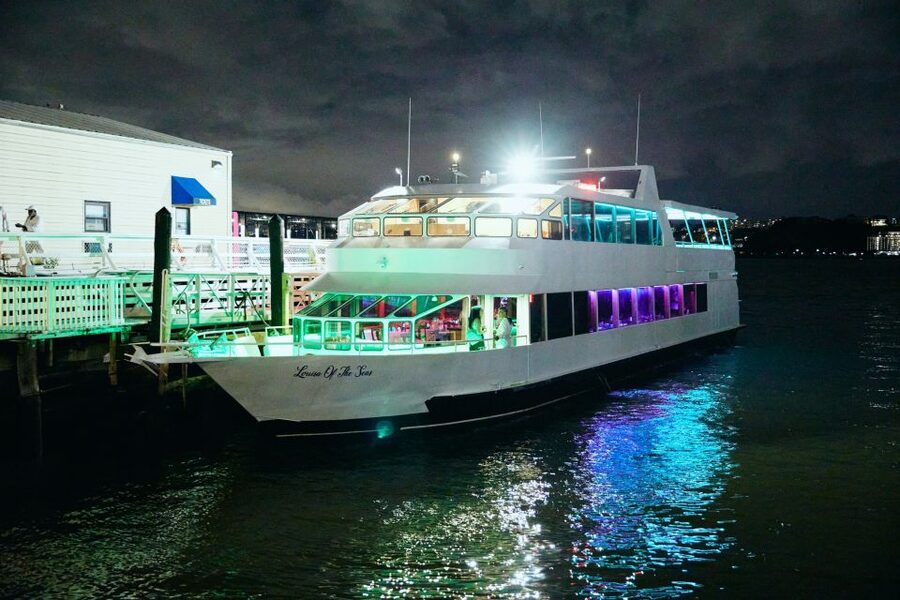 New York City: Gourmet Dinner Cruise with Live Music - Who should book the Louisa of the Seas?