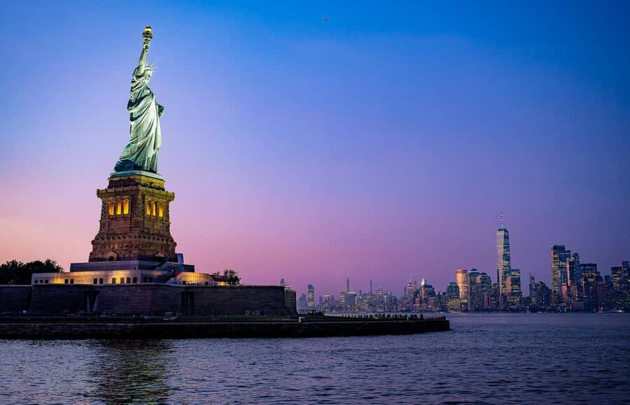 New York City: Gourmet Dinner Cruise with Live Music - How formal, romantic, or crowded is it?