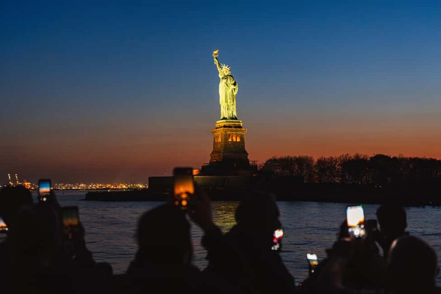 New York City: Sip 'N Groove Evening Cruise with Live DJ - Why this two-hour NYC evening cruise works