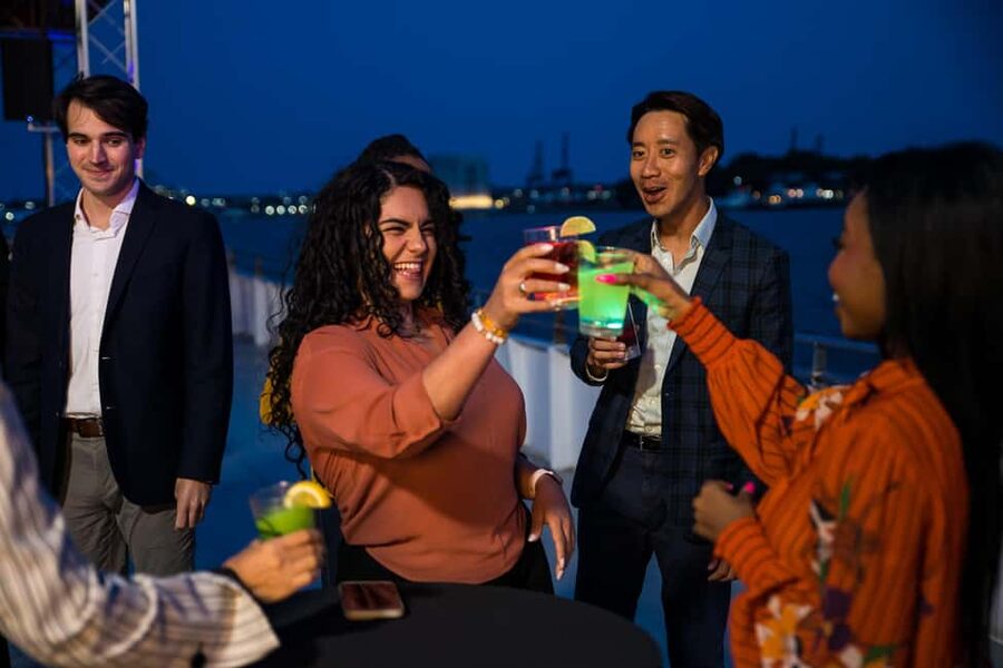 New York City: Sip 'N Groove Evening Cruise with Live DJ - From Midtown to the Hudson Yards skyline