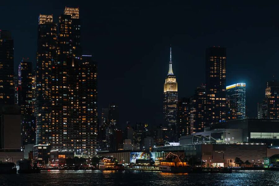 New York City: Sip 'N Groove Evening Cruise with Live DJ - Live DJ, dancing, and the onboard mood