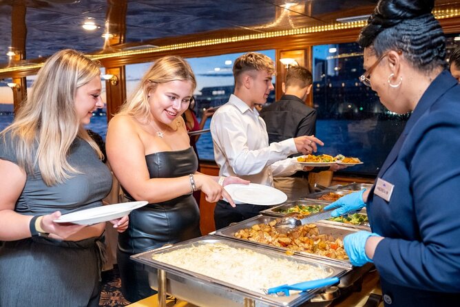 New York City Skyline Dinner Cruise - What the three-hour route actually offers
