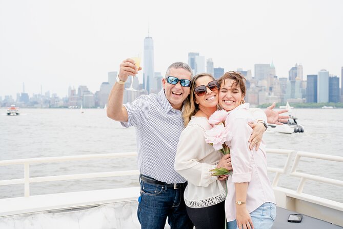New York City Skyline Dinner Cruise - Choosing between standard and window seating