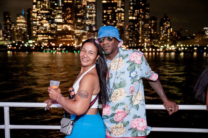 New York City Skyline Dinner Cruise - Music and commentary: dinner party or sightseeing tour