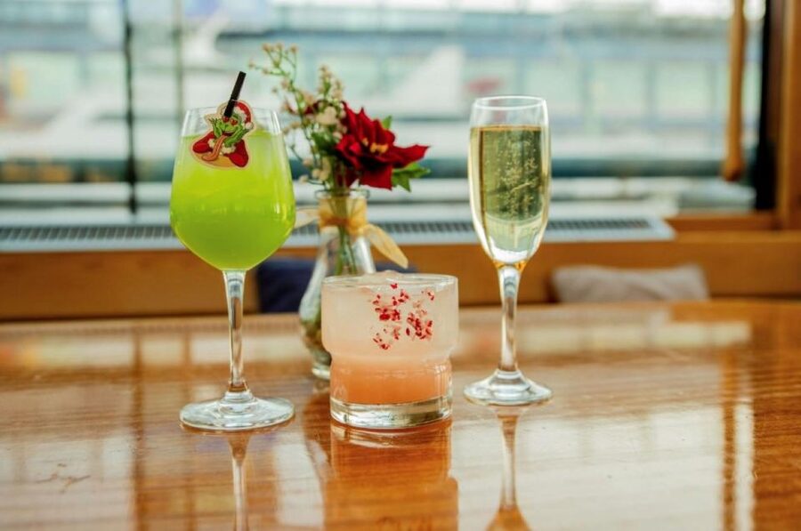 New York City: Weekend Holiday Brunch Cruise - Seating, service, and the onboard atmosphere