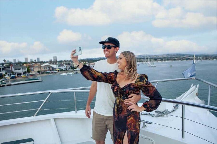 Newport Beach: City Cruises Weekend Dinner Cruise with DJ - Balboa Island Ferry and Balboa Fun Zone