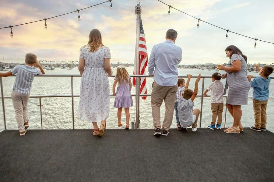 Newport Beach: City Cruises Weekend Dinner Cruise with DJ - Boarding at Mariner’s Mile Marina