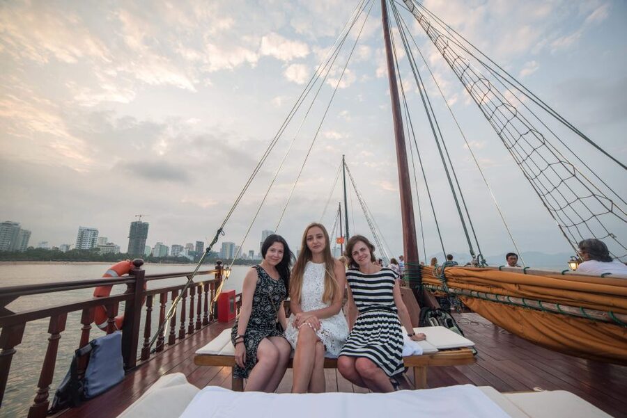 Nha Trang: Romantic Sunset Cocktails and Dinner Cruise - Booking details that affect your decision