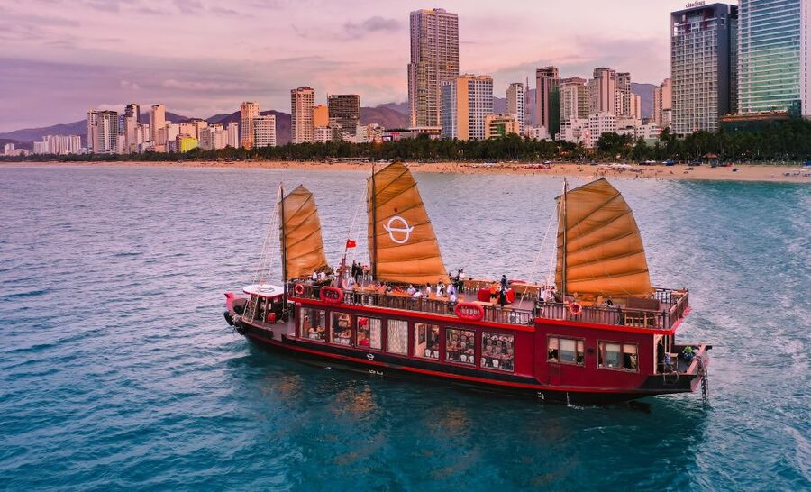 Nha Trang: Romantic Sunset Cocktails and Dinner Cruise - A five-course seafood dinner with lobster