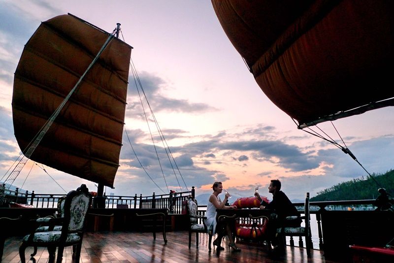 Nha Trang: Romantic Sunset Cocktails and Dinner Cruise - Who will enjoy this most
