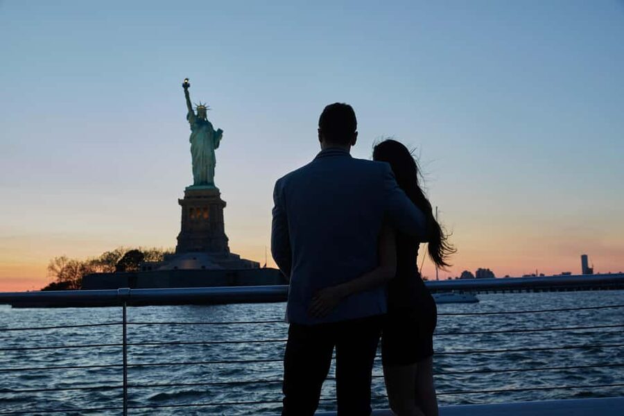 NYC: City Cruises Luxury Brunch, Lunch or Dinner Cruise - Live music, narration, and the mood onboard