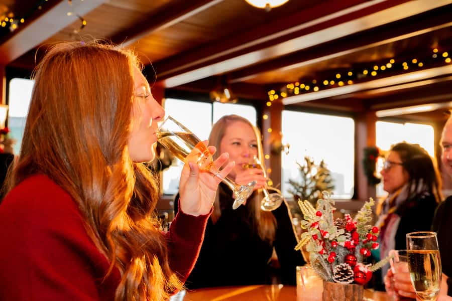 NYC: Manhattan Skyline Brunch Cruise with a Drink - The Brooklyn Bridge and the return toward Chelsea Piers