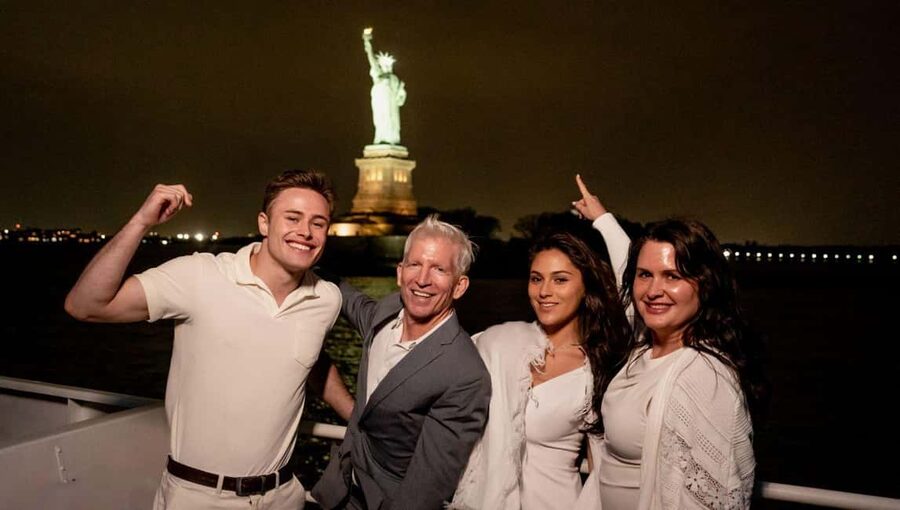 NYC: Manhattan Skyline Dining Cruise - Key points to know before booking