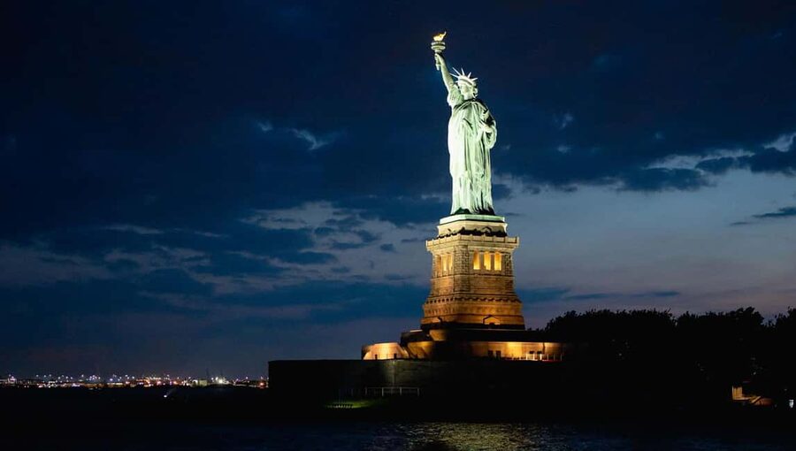 NYC: Manhattan Skyline Dining Cruise - Choosing between the buffet and Premier dinner