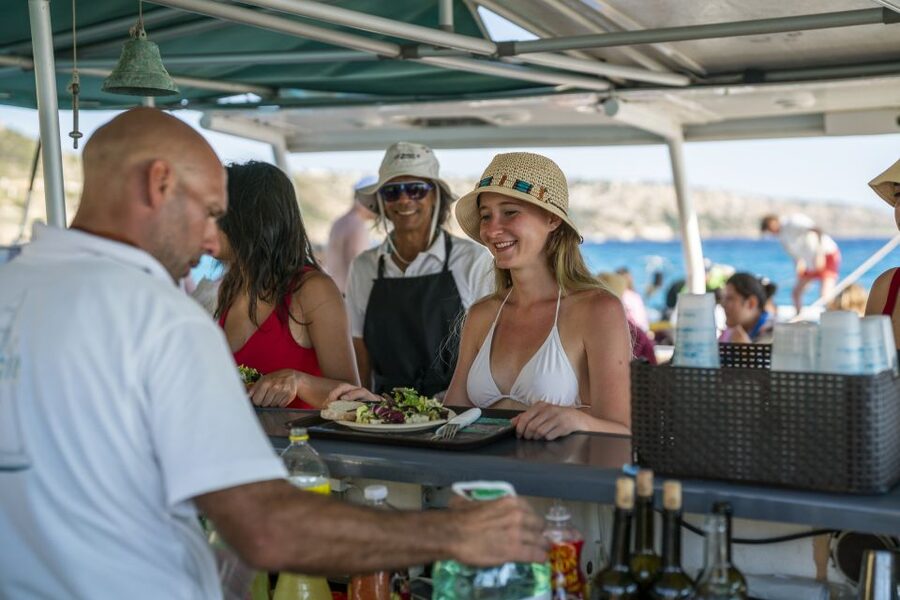 Palma de Mallorca: 5-Hour Catamaran Cruise with Lunch & Swim - Music, dancing, and the social side of the boat