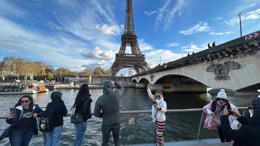 Paris: 1-Hour Sightseeing Cruise and 3-Course Bistro Dinner - Starting beside the Eiffel Tower