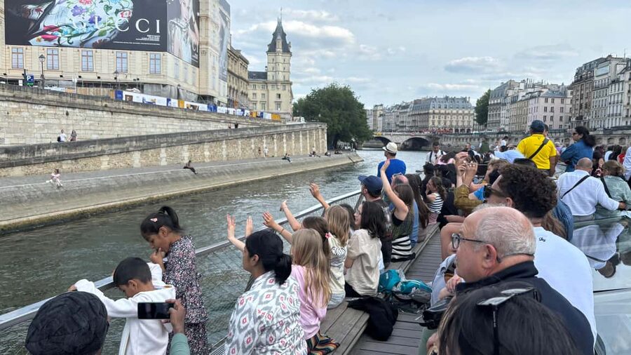 Paris: 1-Hour Sightseeing Cruise and 3-Course Bistro Dinner - FAQ