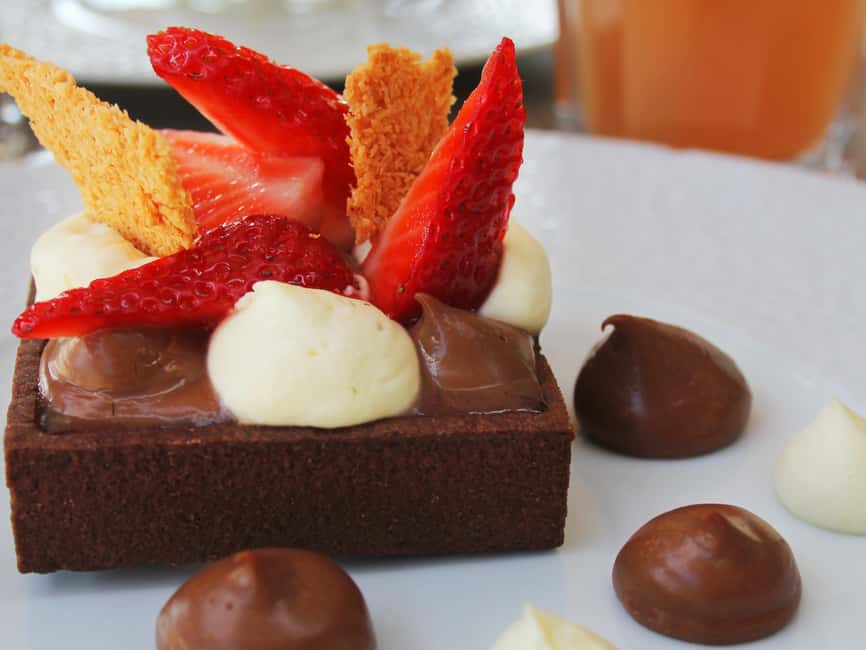 Paris: 1-Hour Sightseeing Cruise and 3-Course Bistro Dinner - Choosing dinner first or the cruise first