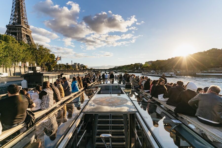 Paris: 1-Hour Sightseeing Cruise and 3-Course Bistro Dinner - Finding the best view on the boat