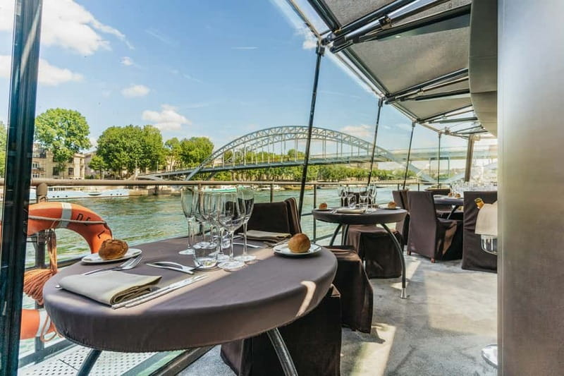 Paris: 2-Hour River Seine Lunch Cruise with 3-course-menu - Boarding under the Eiffel Tower