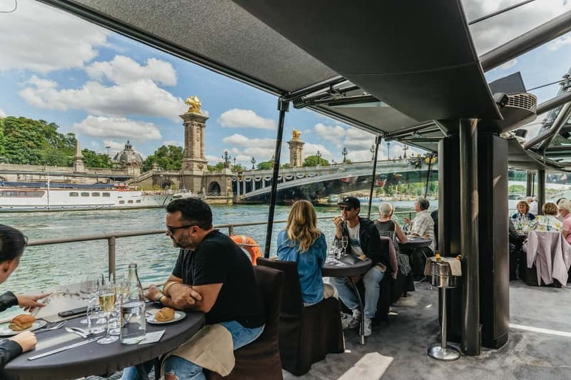 Paris: 2-Hour River Seine Lunch Cruise with 3-course-menu - Service, atmosphere, and special occasions