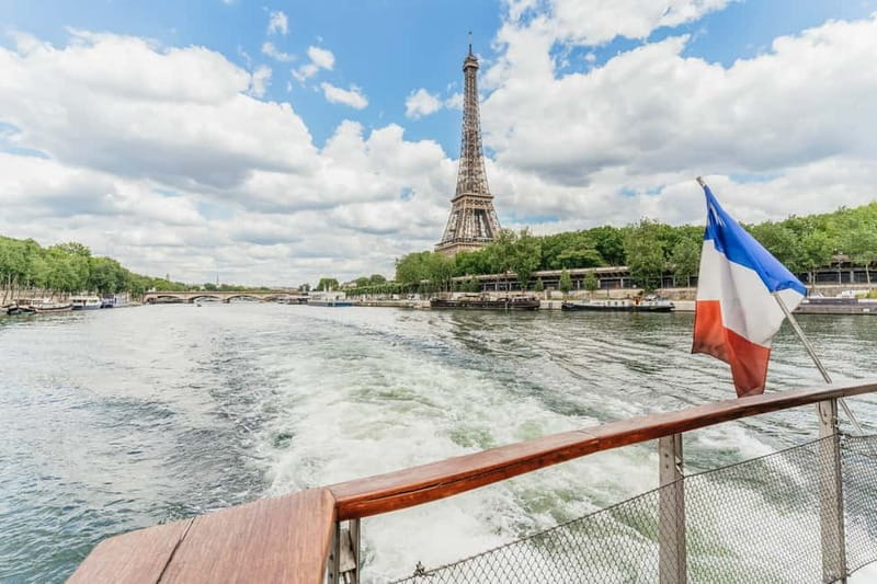 Paris: 2-Hour River Seine Lunch Cruise with 3-course-menu - Choosing the right seat and service level