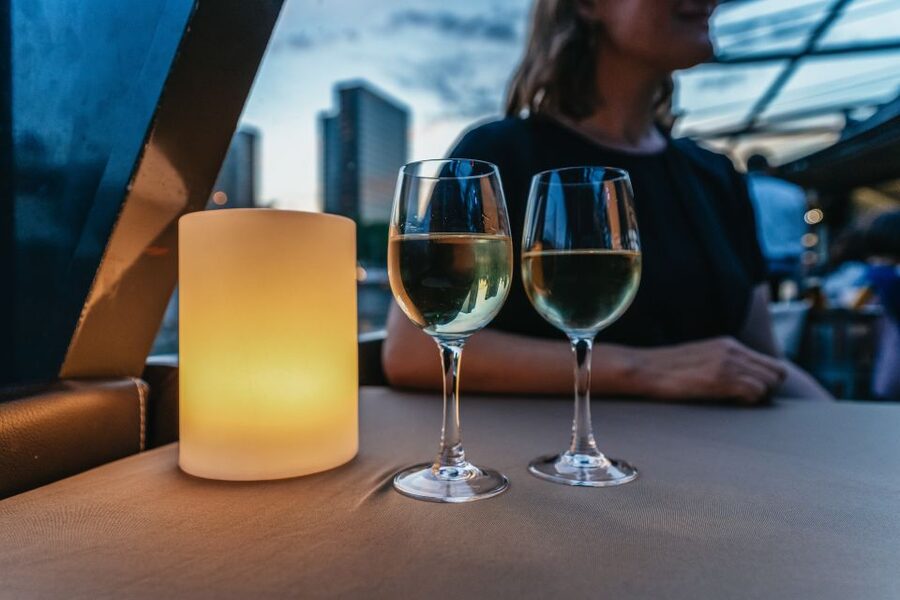 Paris: 3-Course-Dinner Cruise on the Seine with live music - Why a Seine dinner works so well at night