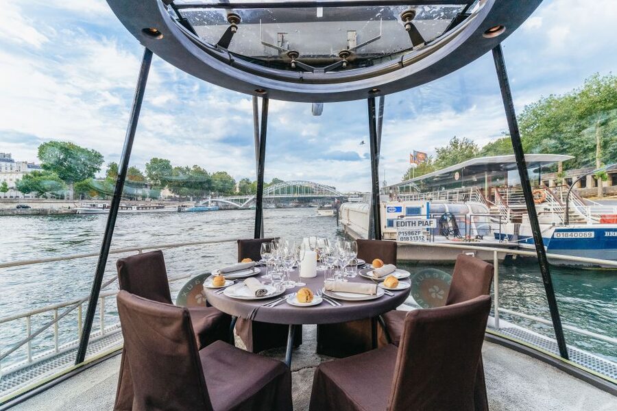 Paris: 3-Course-Dinner Cruise on the Seine with live music - Île de la Cité and Notre Dame