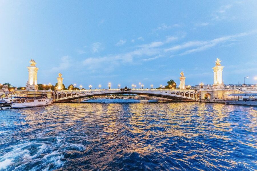 Paris: 3-Course-Dinner Cruise on the Seine with live music - Place de la Concorde, Grand Palais, and the return route