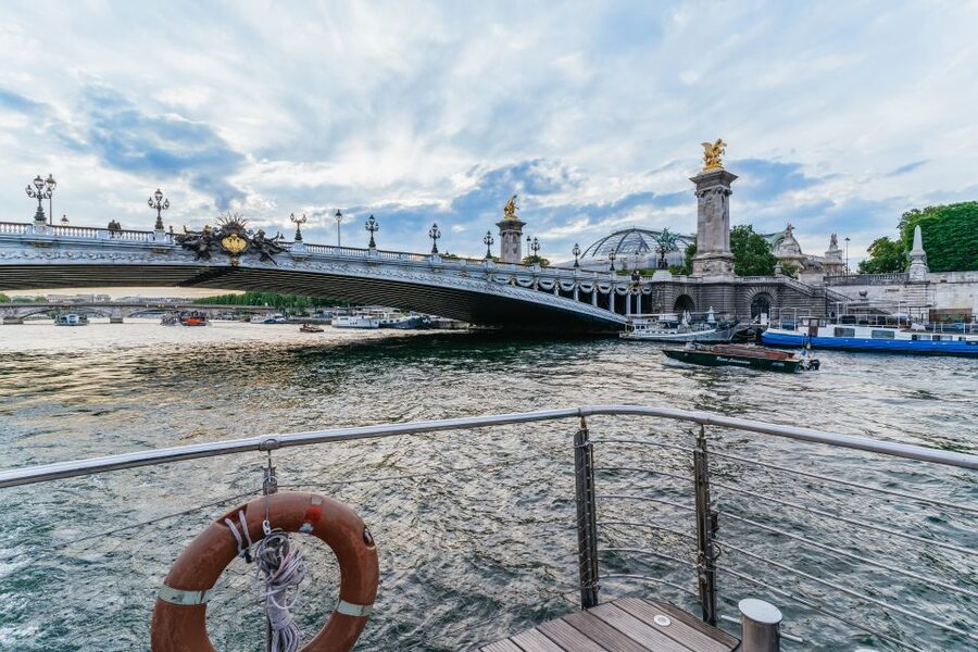 Paris: 3-Course-Dinner Cruise on the Seine with live music - Live music and the mood on board
