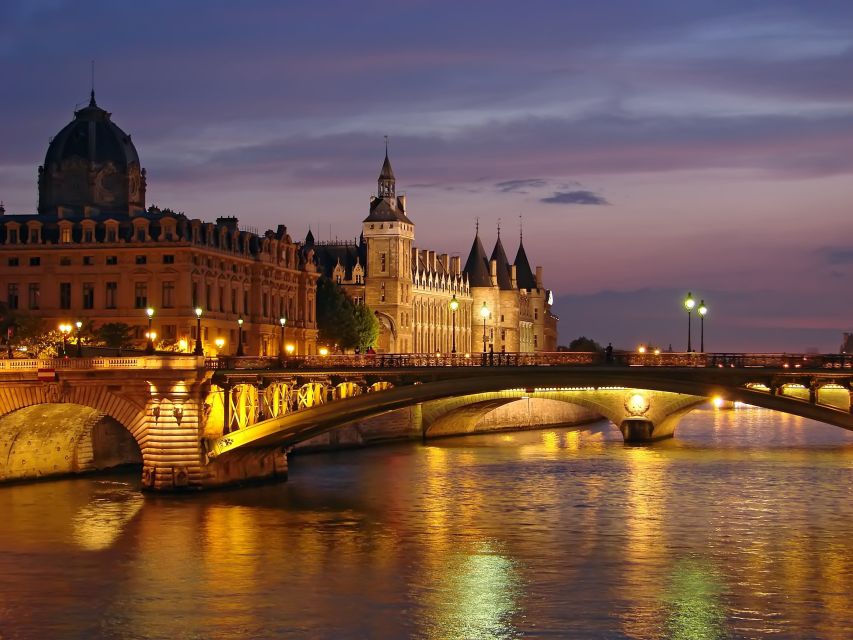 Paris: 3-Course-Dinner Cruise with Wine on the Seine River - A Paris dinner with the Eiffel Tower as your starting point