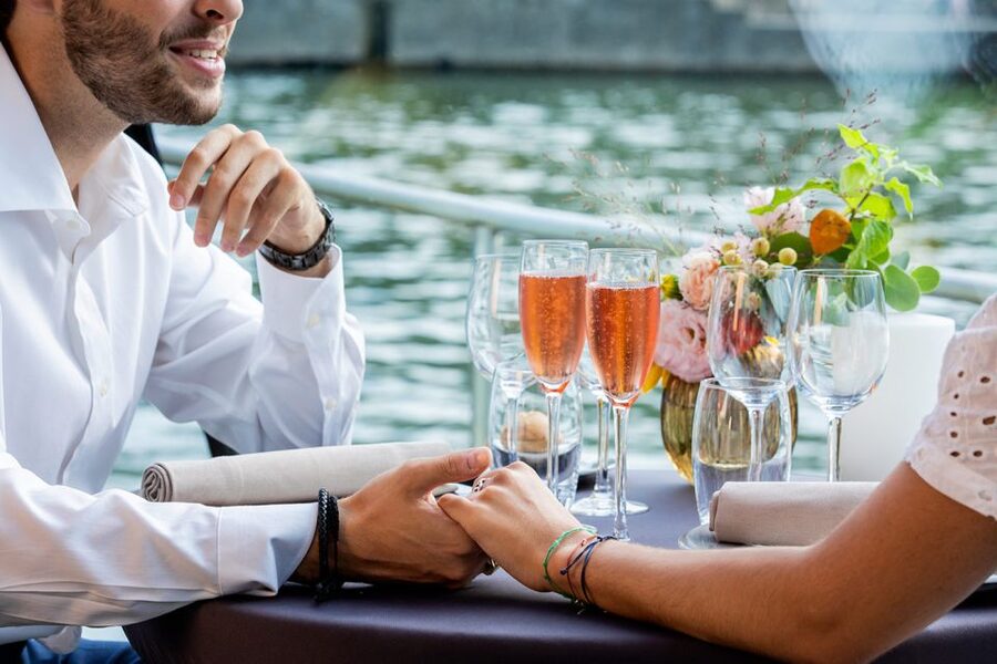 Paris: 3-Course-Dinner Cruise with Wine on the Seine River - Service, languages, and the onboard mood