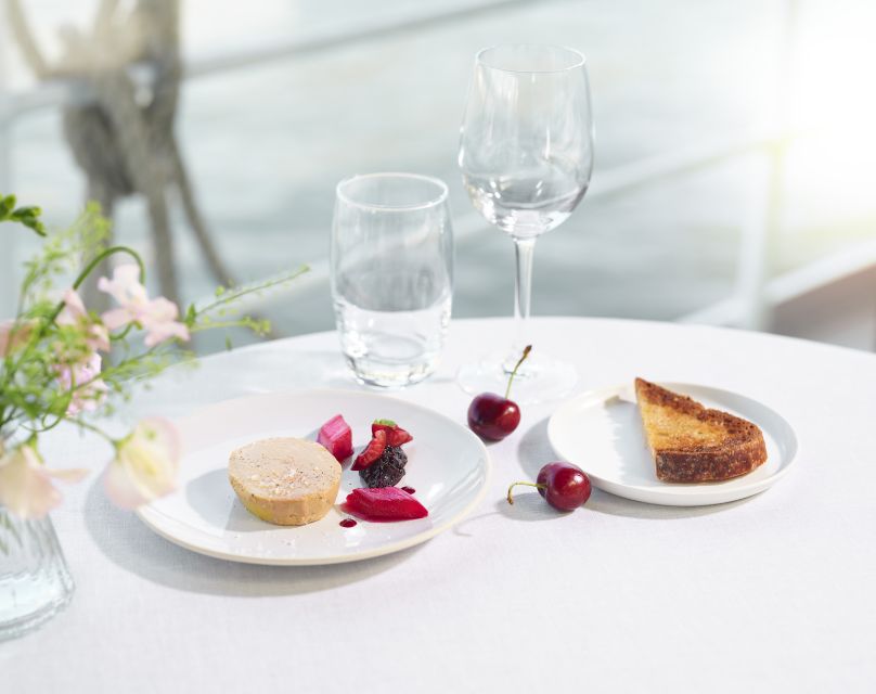 Paris: 3-Course-Dinner Cruise with Wine on the Seine River - What the glass-canopy boat adds