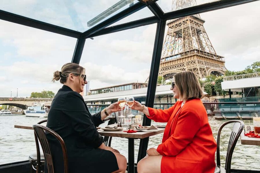 Paris : 3-Course Gourmet Dinner Cruise on Seine River - Should you book it?