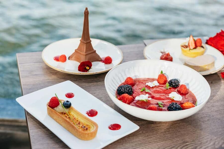 Paris : 3-Course Gourmet Dinner Cruise on Seine River - A Seine dinner with Paris outside the window