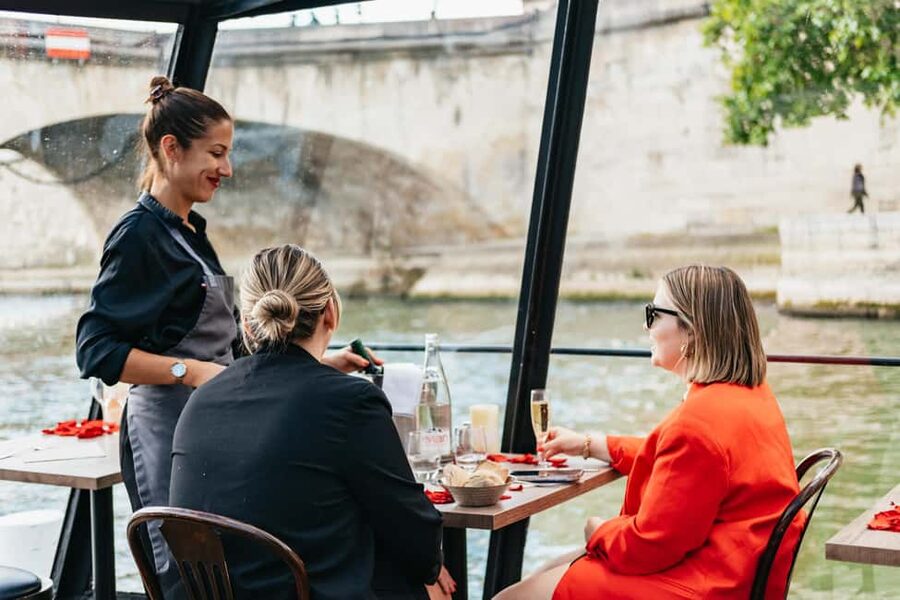 Paris : 3-Course Gourmet Dinner Cruise on Seine River - The singer and the mood onboard