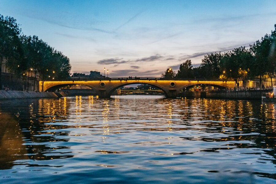Paris : 3-Course Gourmet Dinner Cruise on Seine River - Early or late sailing?